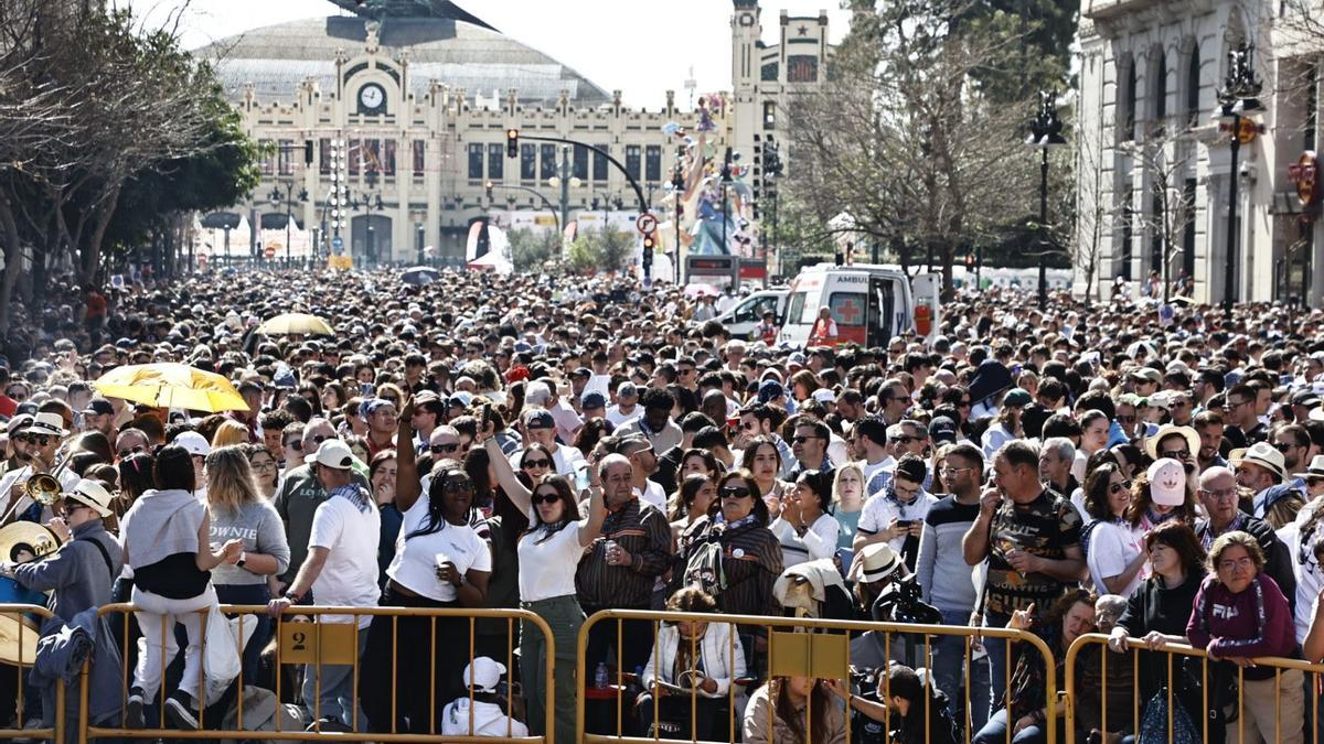 Plaza del Ayuntamiento de Valencia llena de gente a la espera de la mascletà