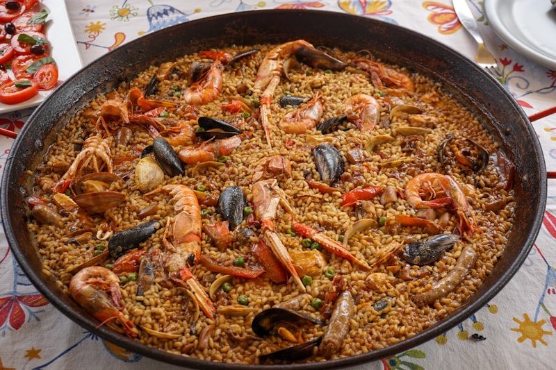 Plato de gastronomía valenciana con ingredientes frescos de temporada